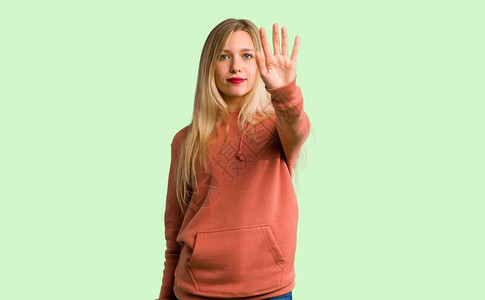 年轻女孩做出停止手势的姿态图片