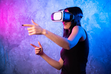女人看着VR装置图片