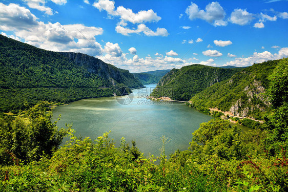 塞尔维亚与罗马尼亚之间穿越喀尔巴阡山脉的多瑙河峡谷又称多图片
