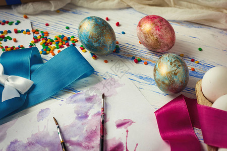 复活节彩蛋和盛宴前的鸡蛋着色过程胶带鸡蛋刷子白色图片
