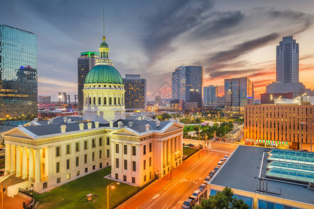 美国密苏里州圣路易斯市中心城市风景黄昏时图片