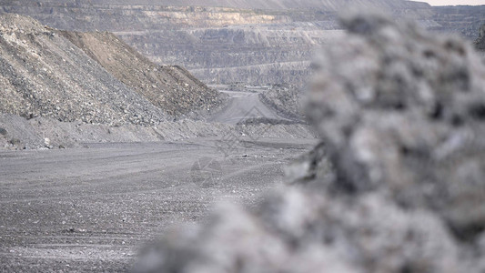 在路上的卡车驾驶生涯自卸车运载露天开采的矿石露天白色多级采石场背景下采矿业的图片