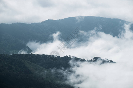 清迈因他侬山云雾运动背景图片