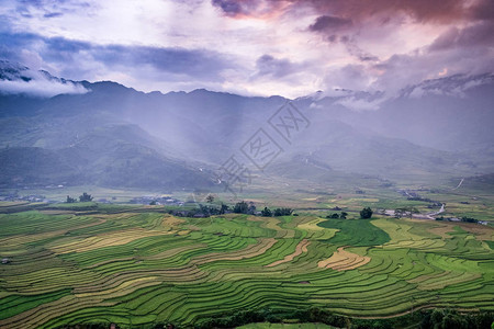 越南YenbaiTule色彩斑斓的日落时图片
