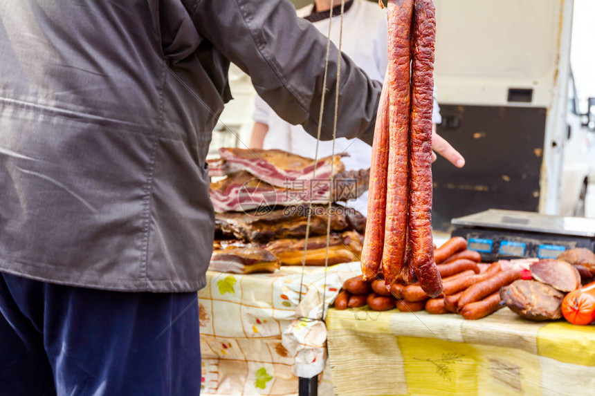 腌肉和香肠挂在户外跳蚤市场出售图片