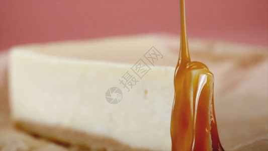 芝士蛋糕的特写镜头是倒甜酱框架开胃芝士蛋糕巧妙地浇上甜焦糖图片