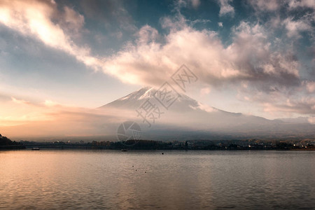 河口湖清晨云雾缭绕的富士山图片