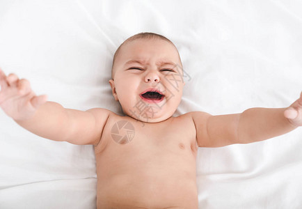 新生儿哭泣的婴儿肖像小孩在床上尖图片