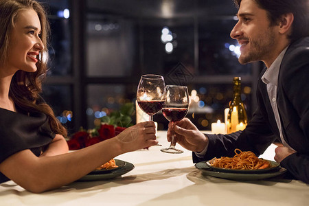 美丽的夫妇在一家餐厅庆祝情人节情侣在爱情概念图片