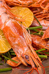 龙虾红皇家大虾在一片柠檬和马林诺夫卡朗瓜丁头的底片上加上刺图片