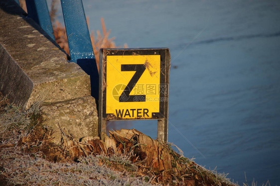 黄色警示标志用字母Z来警告水管在运图片