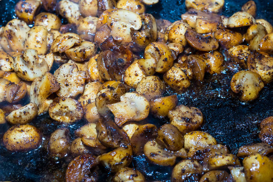 蘑菇辣椒煎炸玉米饼以金属表面烤炉为背景图片