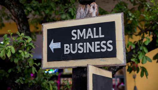 小型企业标志与木板上的箭头图片