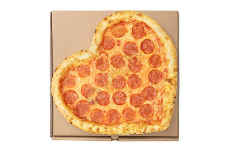 棕色纸板盒上的披萨心脏形状顶部视图图片