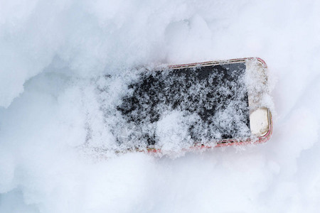 手机不小心掉了在雪地里迷路了图片