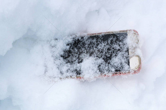 手机不小心掉了在雪地里迷路了图片