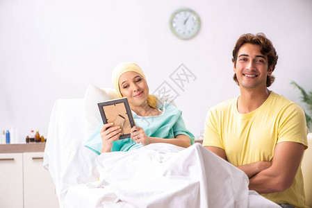 丈夫在医院照顾妻子图片