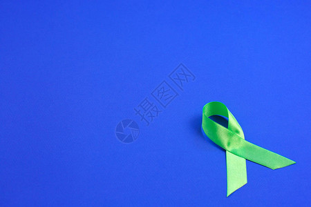 蓝色背景上的浅绿色丝带肝癌淋巴瘤意识意识医疗保图片