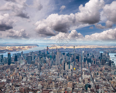 从空中俯瞰纽约市从直升机上俯瞰曼哈顿图片