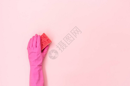 戴橡胶手套的妇女手持聚氨酯碟形海绵背景图片