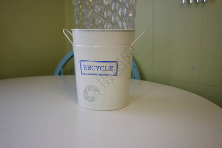 用于回收的桶内装有塑料图片