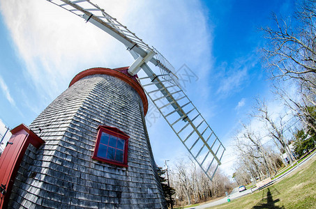 1680年建造了东山风车今天这个历史悠久的老式磨坊就在马萨诸塞州的图片
