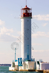 沃龙佐夫灯塔是乌克兰黑海港敖德萨的红与黄信号光灯塔蓝图片