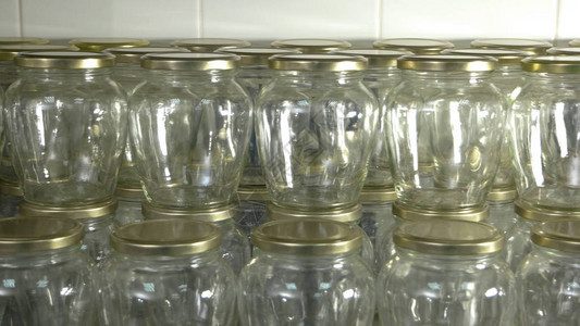 用于储存食物的空玻璃罐用盖子关闭许多未贴标签的玻璃容器果酱或蜂图片