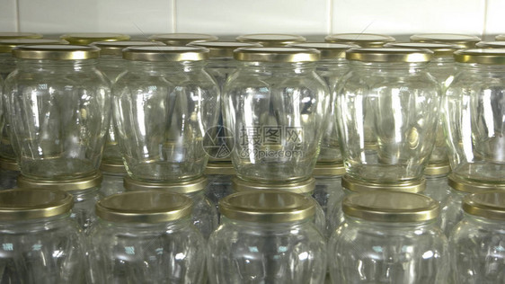 用于储存食物的空玻璃罐用盖子关闭许多未贴标签的玻璃容器果酱或蜂图片