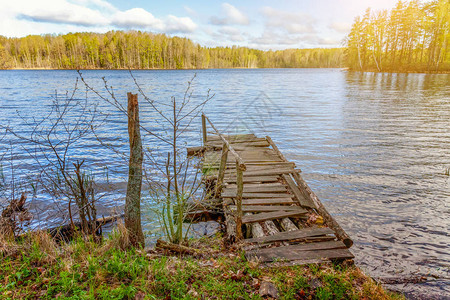 芬兰总统府钓鱼旅游放松概念传统的俄罗斯芬兰和斯堪的纳维亚视图美丽的森林湖泊或河流在阳光明媚的夏日和古老的乡村木码头或码头早晨背景