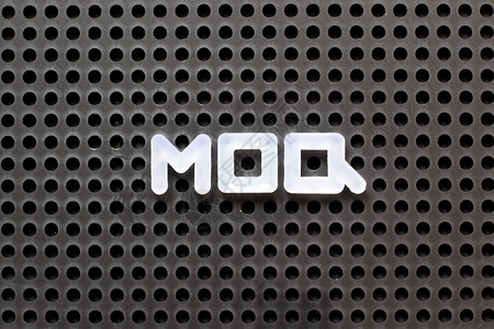 黑色折纸板白字母为MOQ字简化最图片