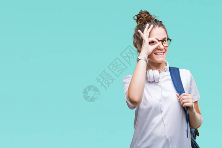 年轻的黑发女学生背着包和耳机图片