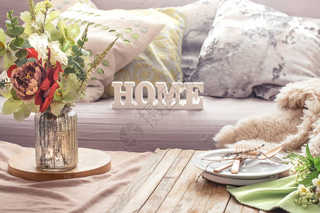 现代简洁家居仍然活在春的室内装饰品放在家里客厅木背景