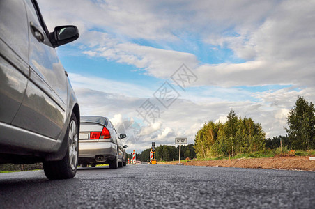 道路修补路面的一排汽车有选择地聚图片