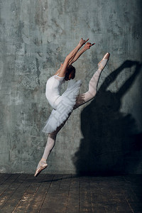 年轻漂亮的芭蕾舞女蹈家穿着专业服饰尖鞋和白塔图片