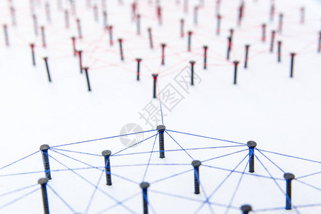 连接网络概念白纸上用红色和蓝色纱线连接的两个网络模拟器连接社交媒体互联图片