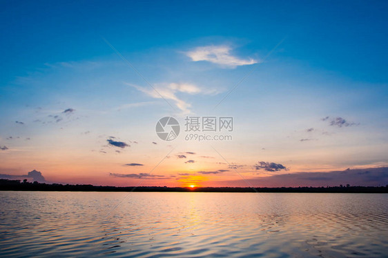 在湖的日落美丽的夕阳在云层上方的湖景背之上日落时有云图片