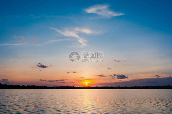 在湖的日落美丽的夕阳在云层上方的湖景背之上日落时有云图片