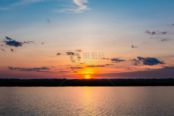 在湖的日落美丽的夕阳在云层上方的湖景背之上日落时有云图片