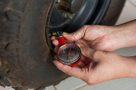 轮胎压力表手持压力表检查车胎的气压图片