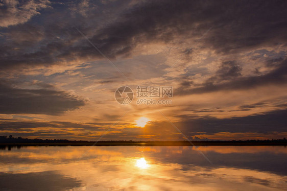 在湖的日落美丽的夕阳在云层上方的湖景背之上日落时有云图片