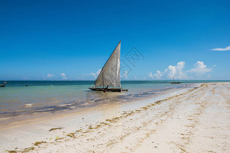 肯尼亚迪尼海滩的帆船海背景图片
