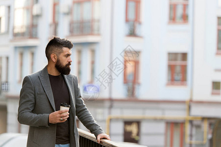 再喝一口咖啡在旅途中享用咖啡商人精心打扮的外观享受商务中心的咖啡休息放松和充电男人有胡子的时背景图片