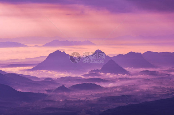 山上有雾紫色天空和升起的风景山图片