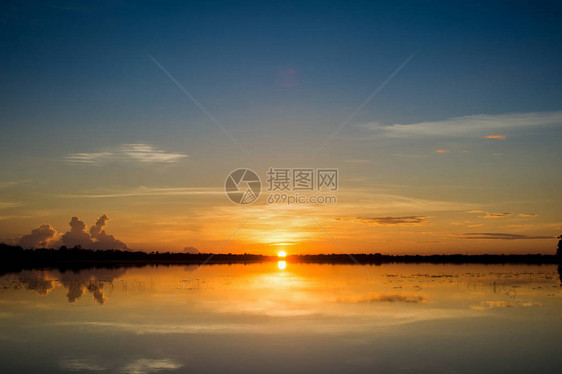 在湖的日落美丽的夕阳在云层上方的湖景背之上日落时有云图片