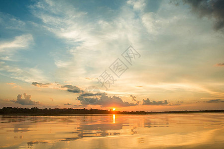 在湖的日落美丽的夕阳在云层上方的湖景背之上日落时有云图片