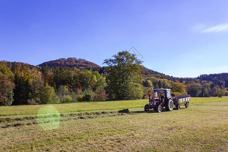 德国南部秋季景观和田野上的拖拉机图片