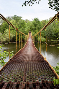横跨河流的金属悬索桥图片