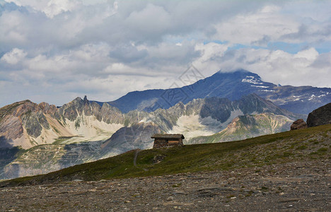 位于大阿尔卑斯山路的美景与连接意大利和法国的伊塞兰山口ColdelIs图片