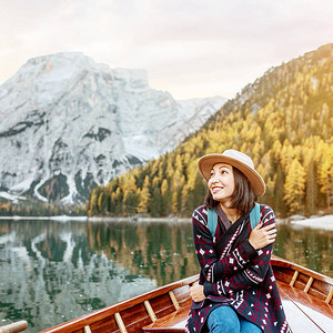 在意大利阿尔卑斯山脉旅行和梦幻度假概念的布赖尔湖上漂浮图片